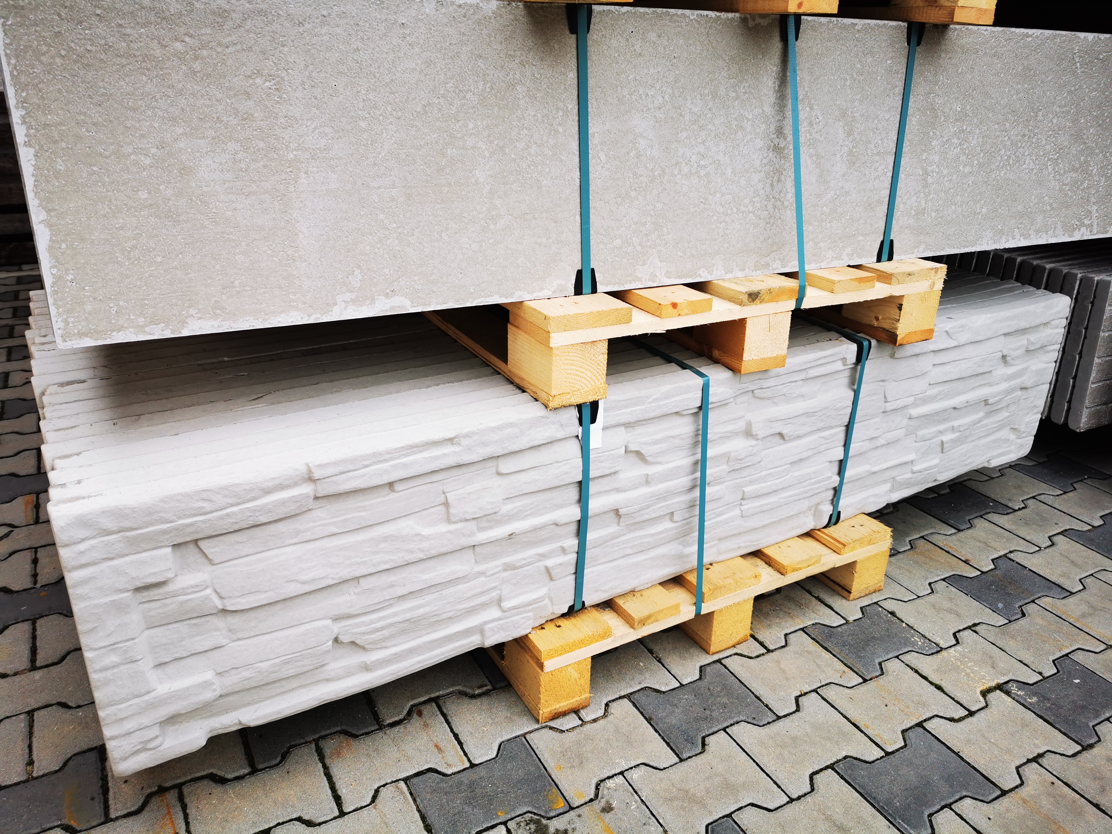 Plotová deska jednostranná nový typ 200x40x4,5cm na paletách je vidět přední a zadní strana