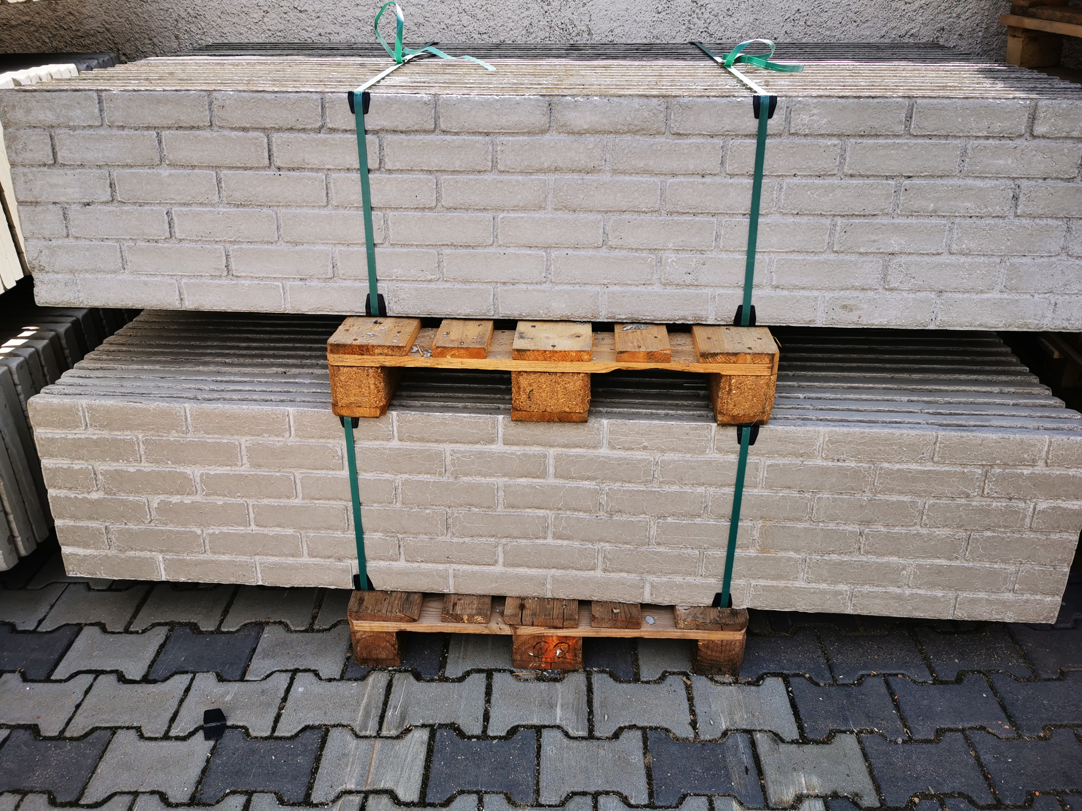 Plotová deska oboustranná nový typ 200x40x4,5cm zadní strana vzor cihly na paletách zadní strana